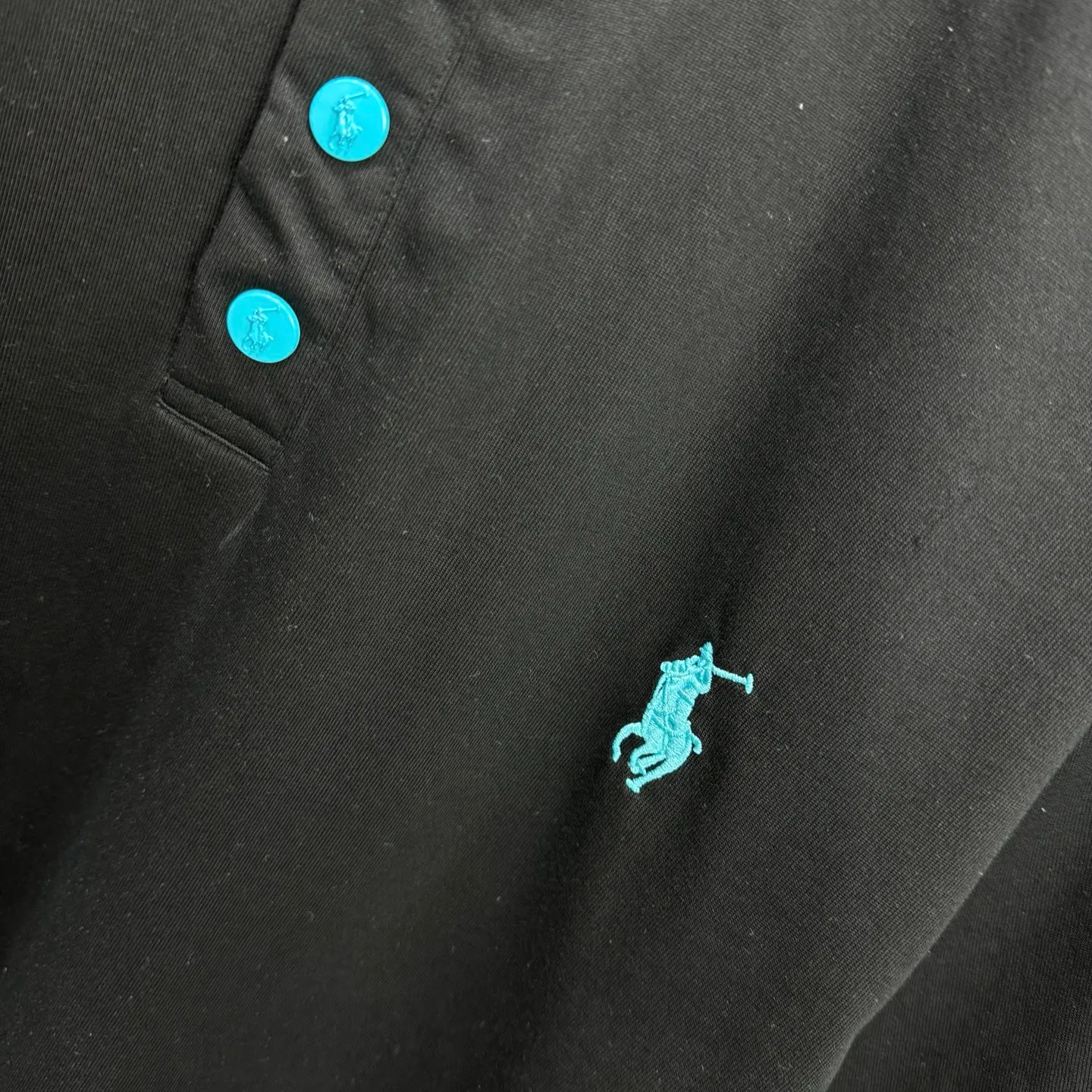 P190 POlO Ralph Lauren 25FW new spring and summer round neck T-shirt. It is made of heavy 320G double yarn combed cotton material. The upper body has a strong three-dimensional effect. It is embroidered with ten thousand needles embroidery patch ➕ ten thousand needles 🪡 embroidery process inkjet effect. ⚠️Washing method: The fabric is only dry-cleaned or wrapped in a laundry bag. Quick machine wash in cold water on the reverse side, let dry and then iron at medium temperature! Avoid vigorously wringing and machine washing from the front!  Size: S M L XL XXL Color: Black, White